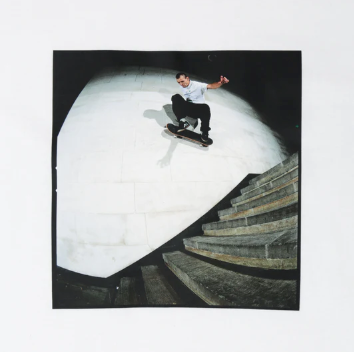 GIRL_TEE_LEO_SHARP_RICK_HOWARD_PHOTO_WHT.png